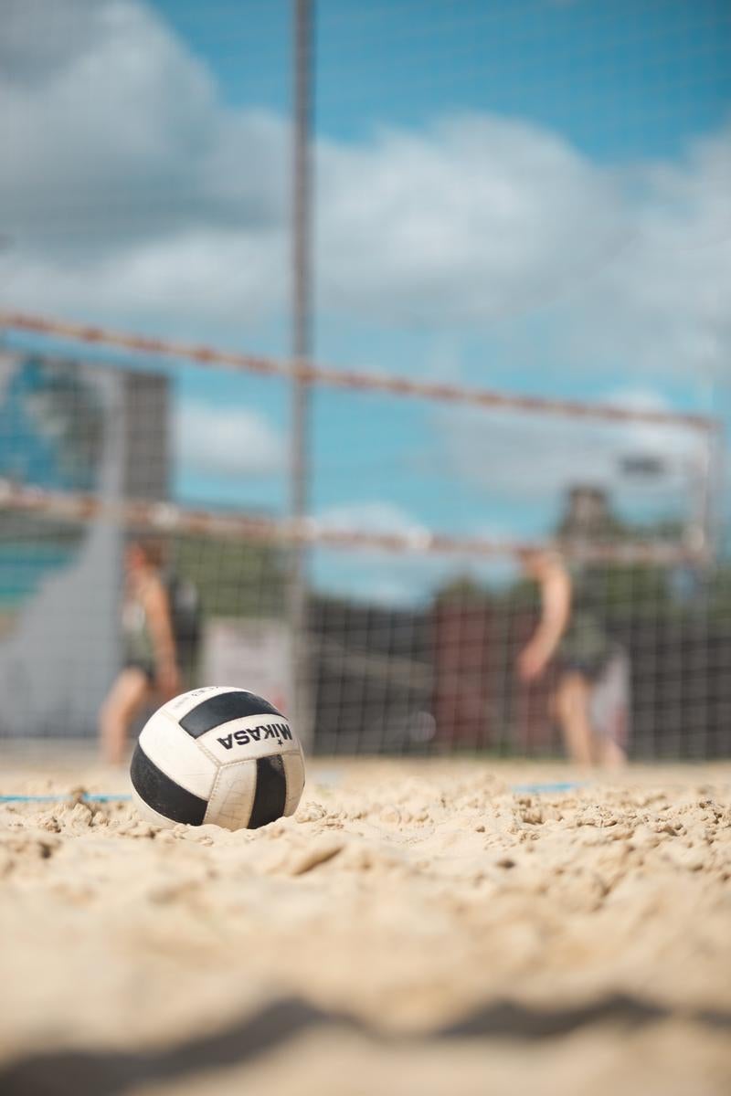 「砂浜に残されたビーチバレーのボール」の写真