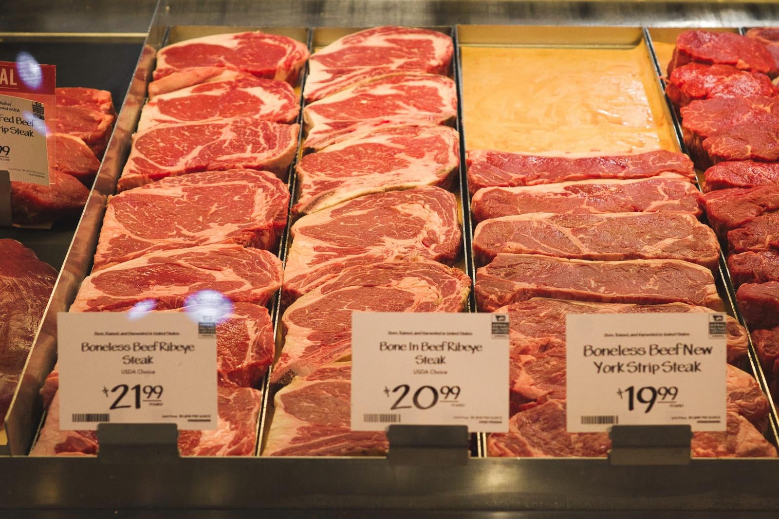 「スーパーの精肉コーナーに並ぶ牛肉」の写真