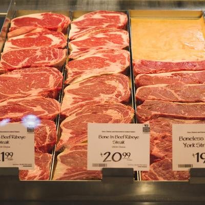 スーパーの精肉コーナーに並ぶ牛肉の写真