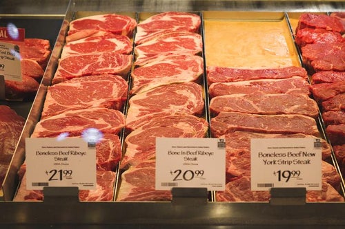 スーパーの精肉コーナーに並ぶ牛肉の写真
