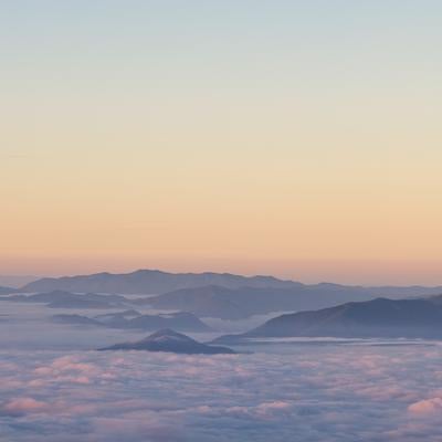 雲海と山々の朝焼けの写真