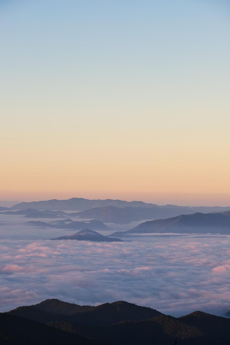 雲海と山々の朝焼けの写真
