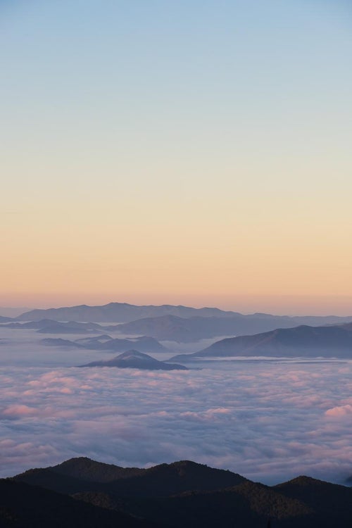 雲海と山々の朝焼けの写真