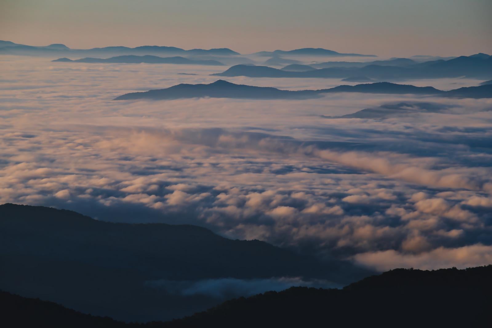 「山々を超える一面の雲海」の写真