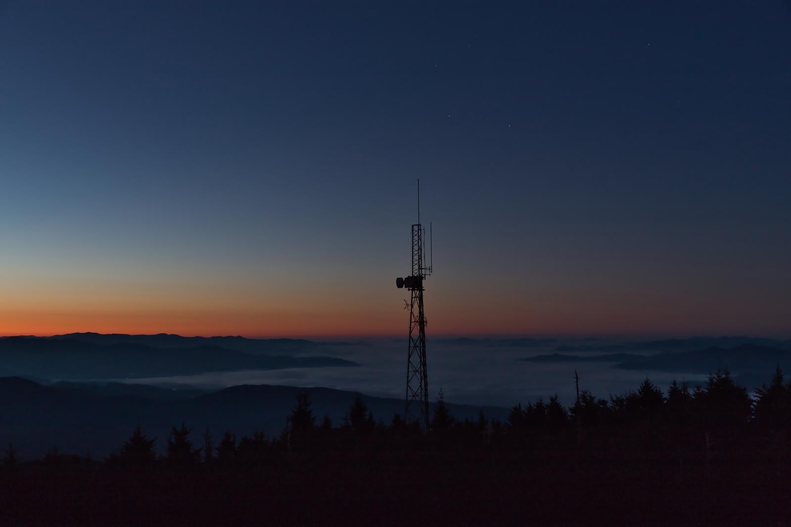 「鉄塔と雲海と朝焼け」の写真