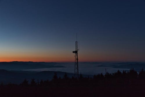 鉄塔と雲海と朝焼けの写真