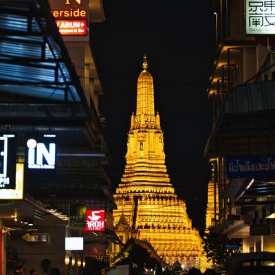 ワット・アルンのライトアップが鮮やかに浮かび上がる一夜の写真