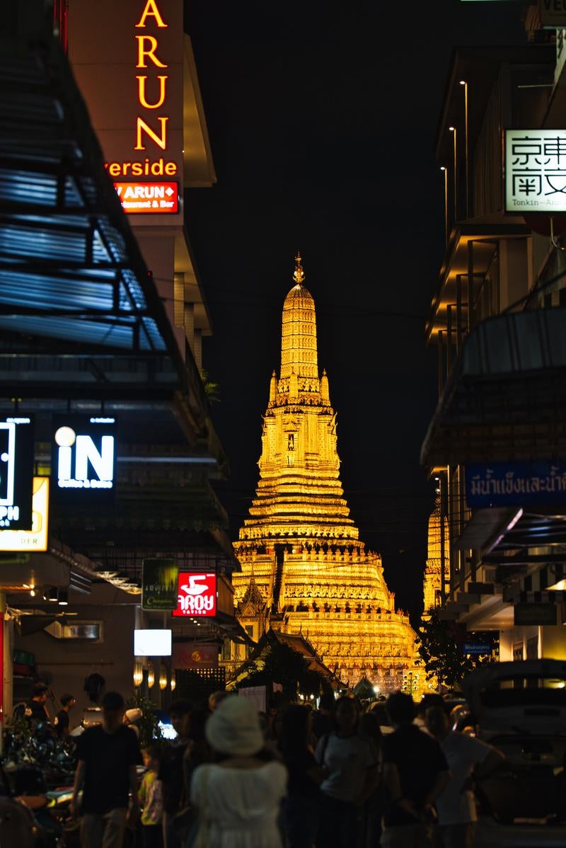 Vibrant Illumination of the Golden Spires of Wat Arun - free stock photo