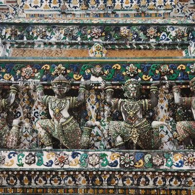 タイ寺院ワットアルンの色とりどりの装飾彫刻群の写真