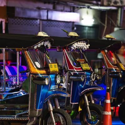 バンコクの夜を彩るトゥクトゥクの整列風景の写真