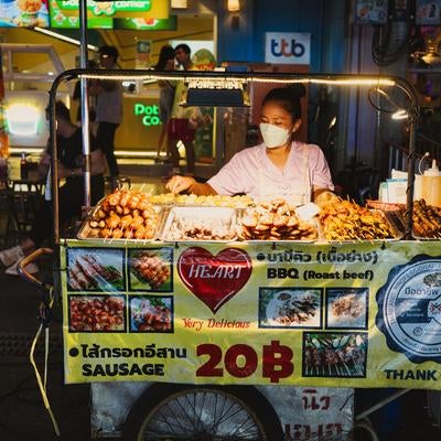 照明に輝くタイ屋台グルメの写真