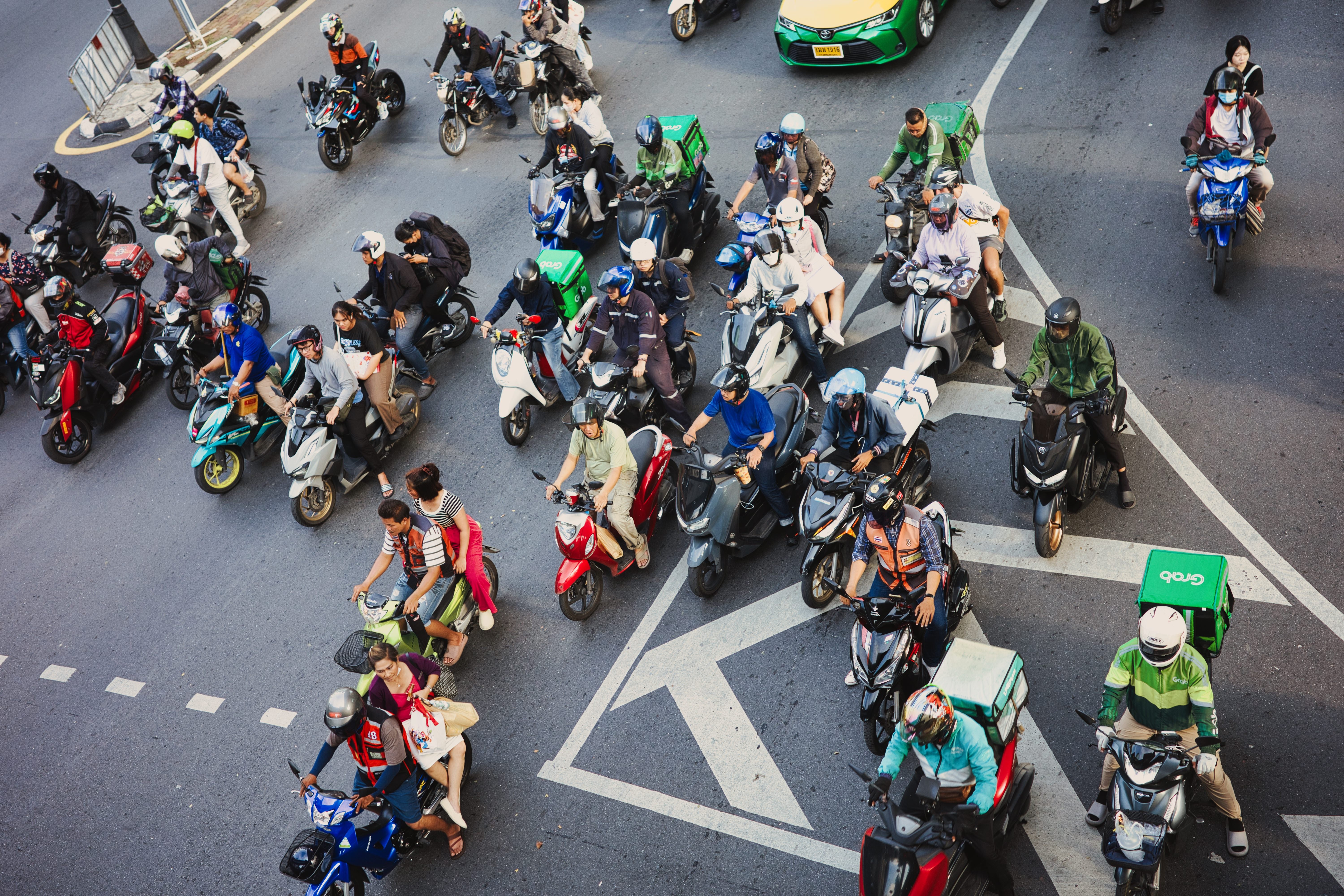 「通勤ラッシュ時のバイクが埋め尽くす交差点」の写真