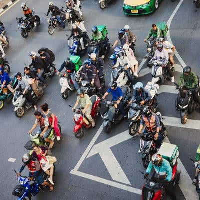 通勤ラッシュ時のバイクが埋め尽くす交差点の写真