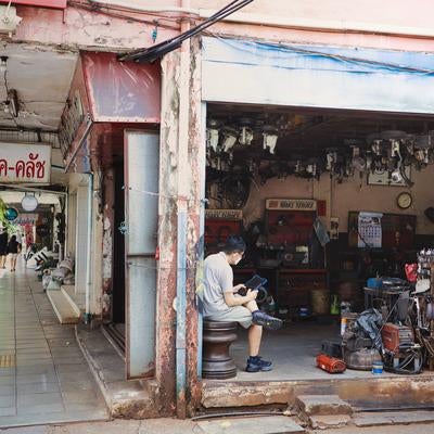 バンコクの路地裏に溶け込む町工場の写真