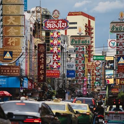 バンコクの多国籍都市感漂う雑踏と密集する中華系商業看板の写真