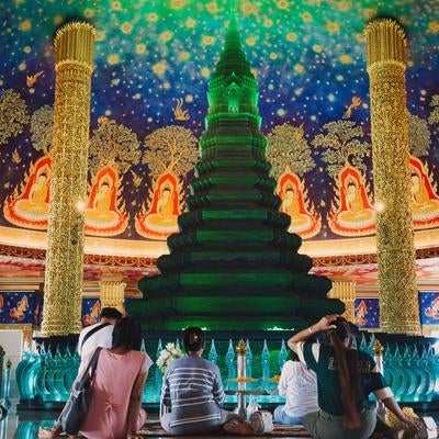 ワットパークナムで祈る参拝者の写真