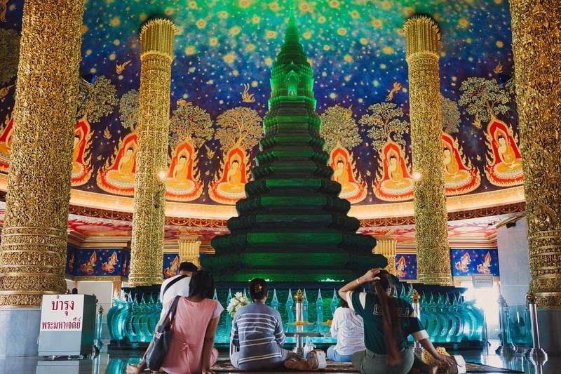 ワットパークナムで祈る参拝者の写真