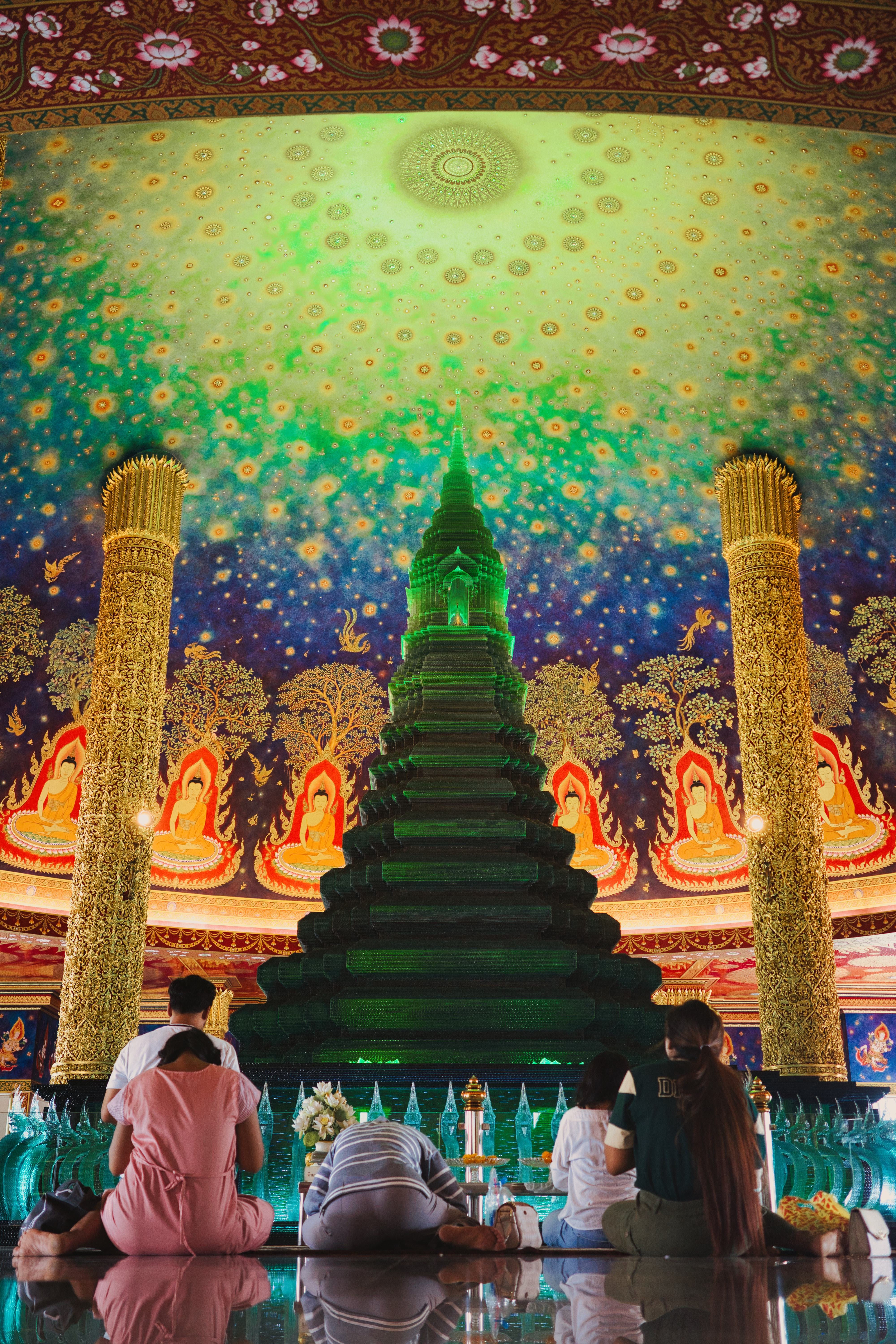 ワット・パークナムを象徴するエメラルド仏塔と祈りの光景の写真