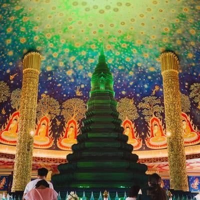 ワットパークナムで祈りを捧げる人々の写真