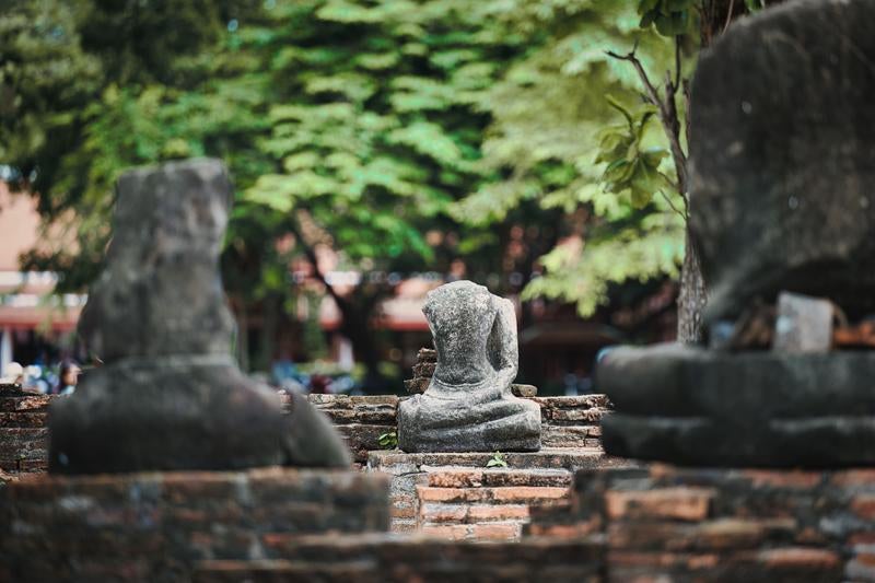 ワット・マハータートの首のない石造仏像と赤煉瓦の遺跡