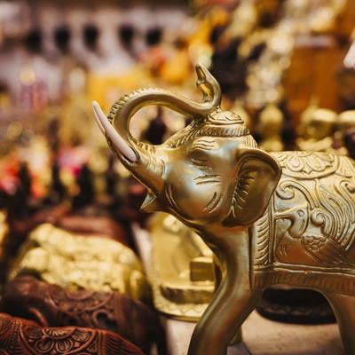 金色に輝く象の置物の写真