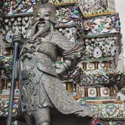 タイの寺院にある石造りの守護像の写真