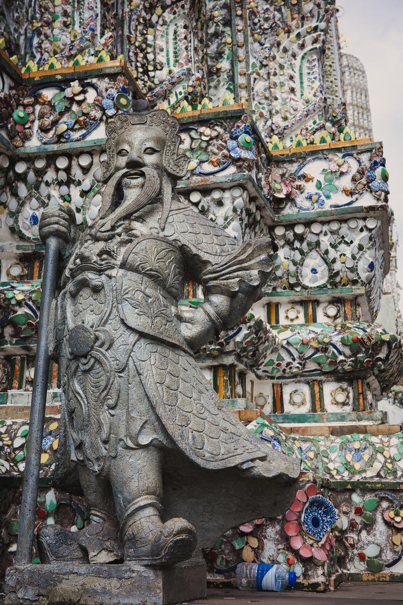 タイの寺院にある石造りの守護像の写真