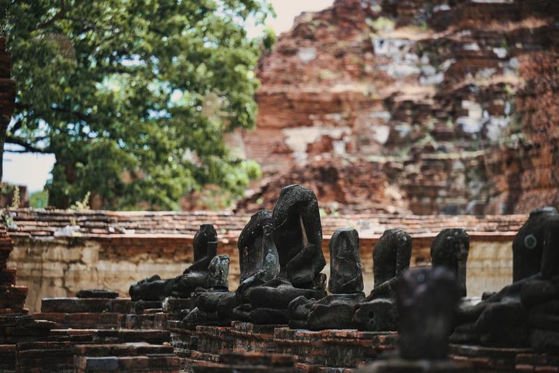 頭部を失った石仏が並ぶ古代遺跡の台座群