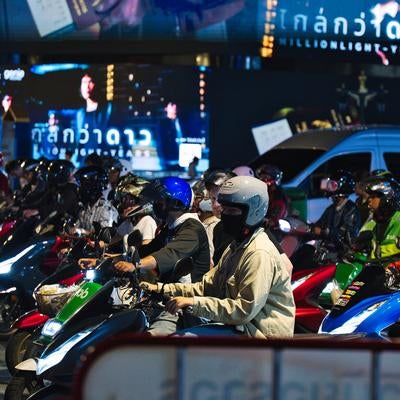 信号待ちをする多くのバイカーの写真