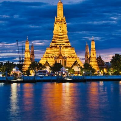 暁のワット・アルン 黄金の輝きと水面の揺らめきの写真