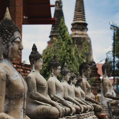 仏塔を背に並ぶ仏像の写真