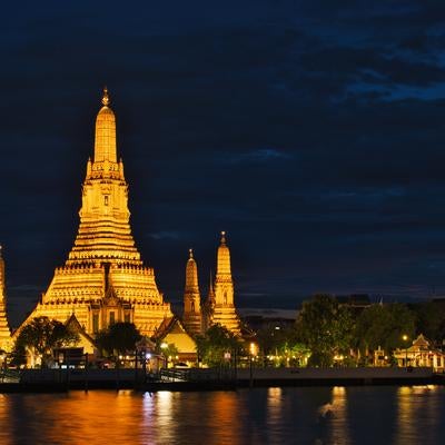 濃紺の夜空と金色にライトアップされたワット・アルンの夜景の写真