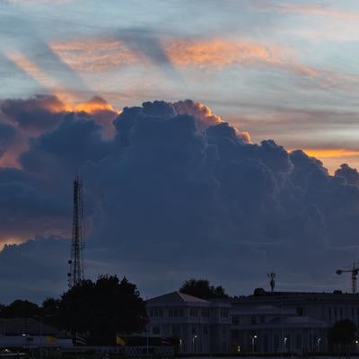 色鮮やかな夕焼け空と迫力のある積乱雲の写真