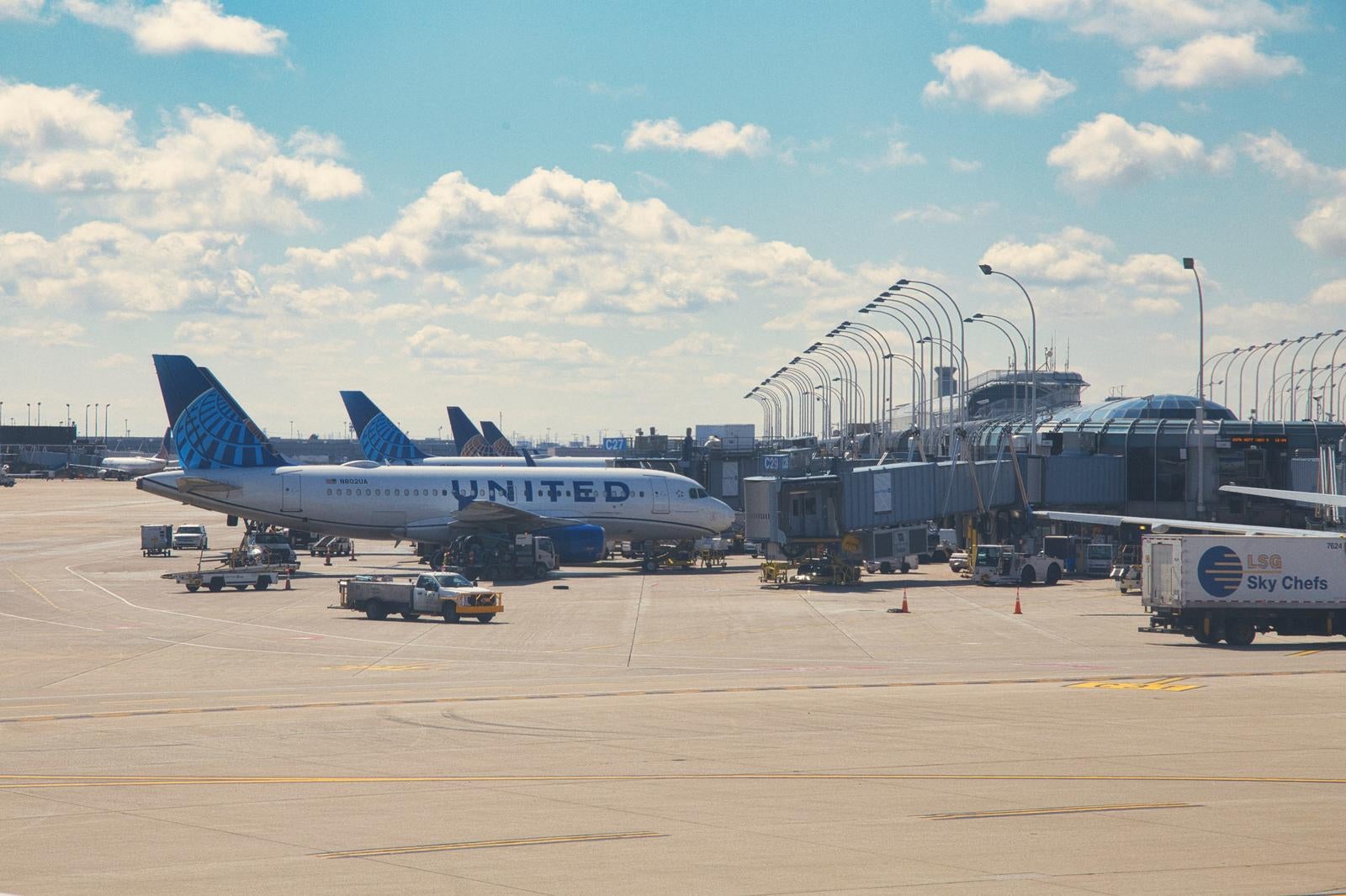 「シカゴ空港に並ぶ飛行機」の写真