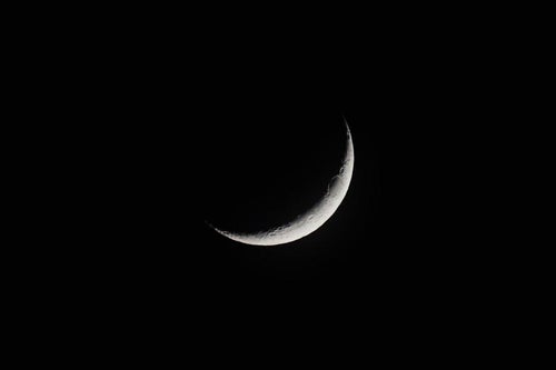 夜空に浮かぶ三日月の写真