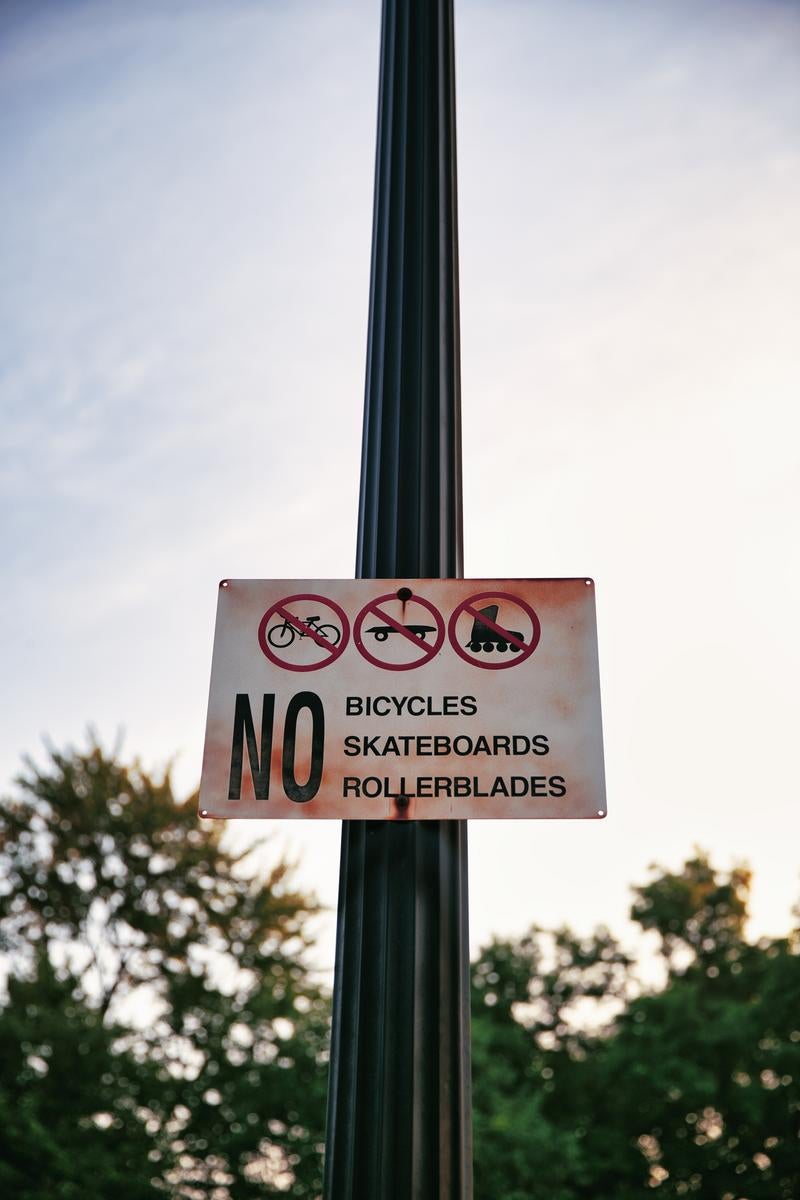 「NO BICYCLES SKATEBOARDS ROLLERBLADES」の写真