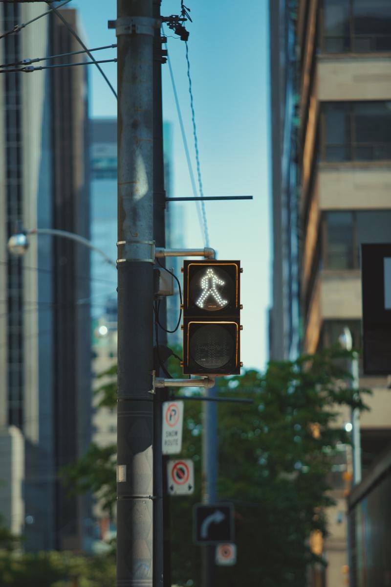 「トロント市街の歩行者用信号機　進む」の写真