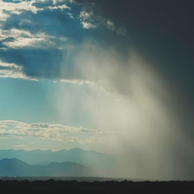 晴れた空と集中豪雨の境の写真