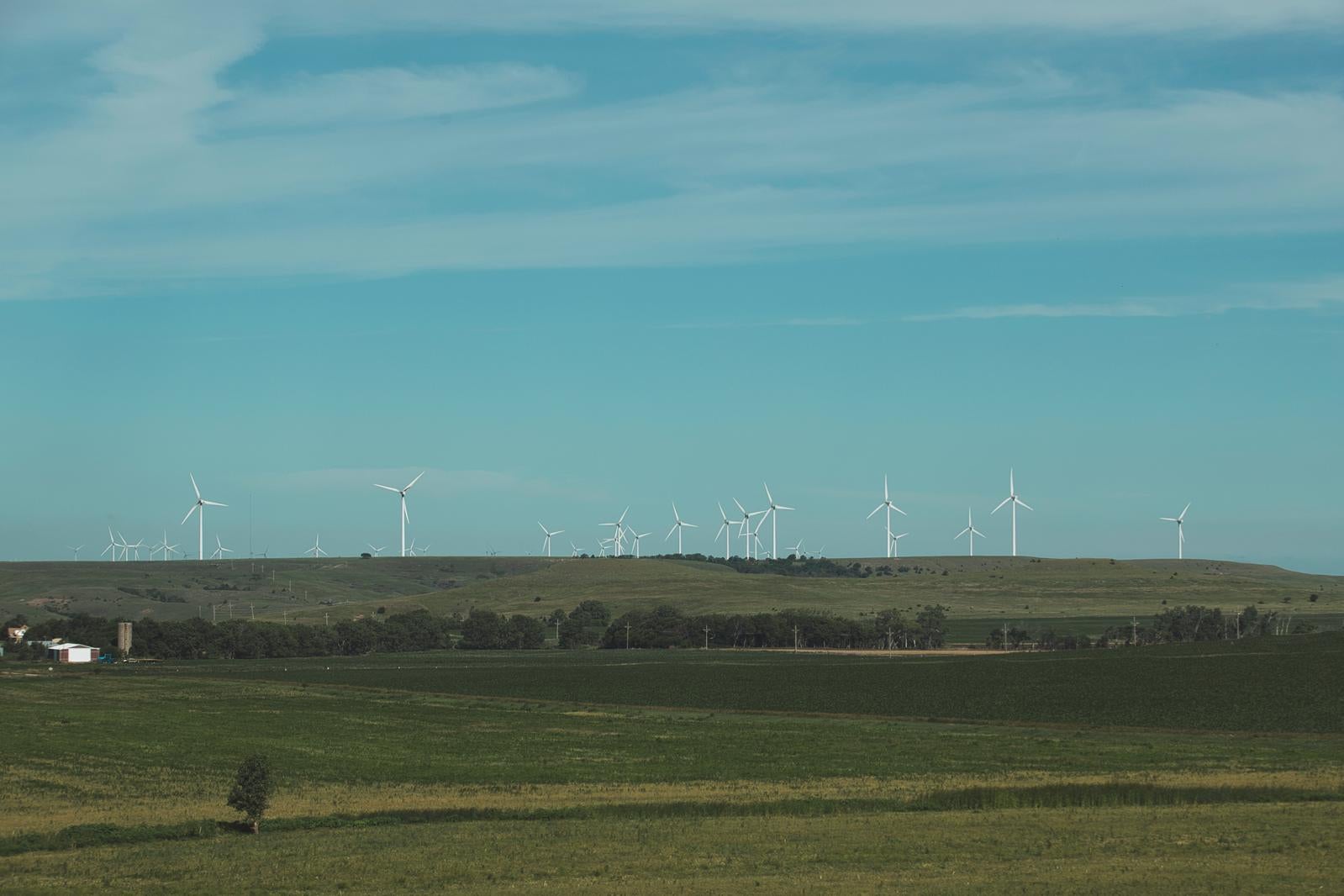 「草原の風力発電」の写真
