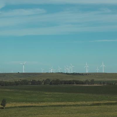 草原の風力発電の写真
