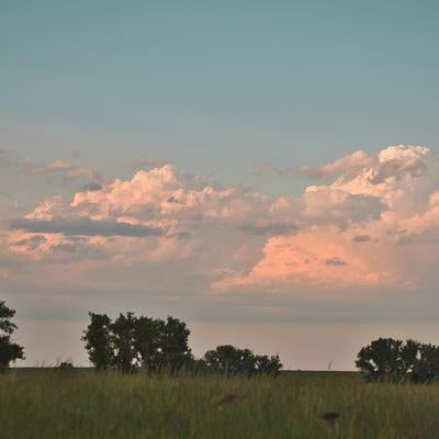 夕焼け空と色づく雲の写真