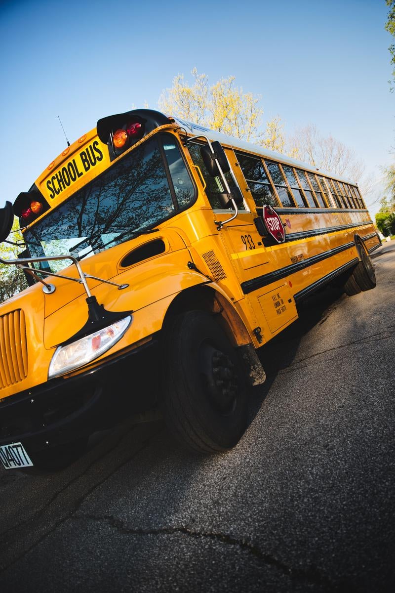 アメリカの伝統的なスクールバスが停車している様子