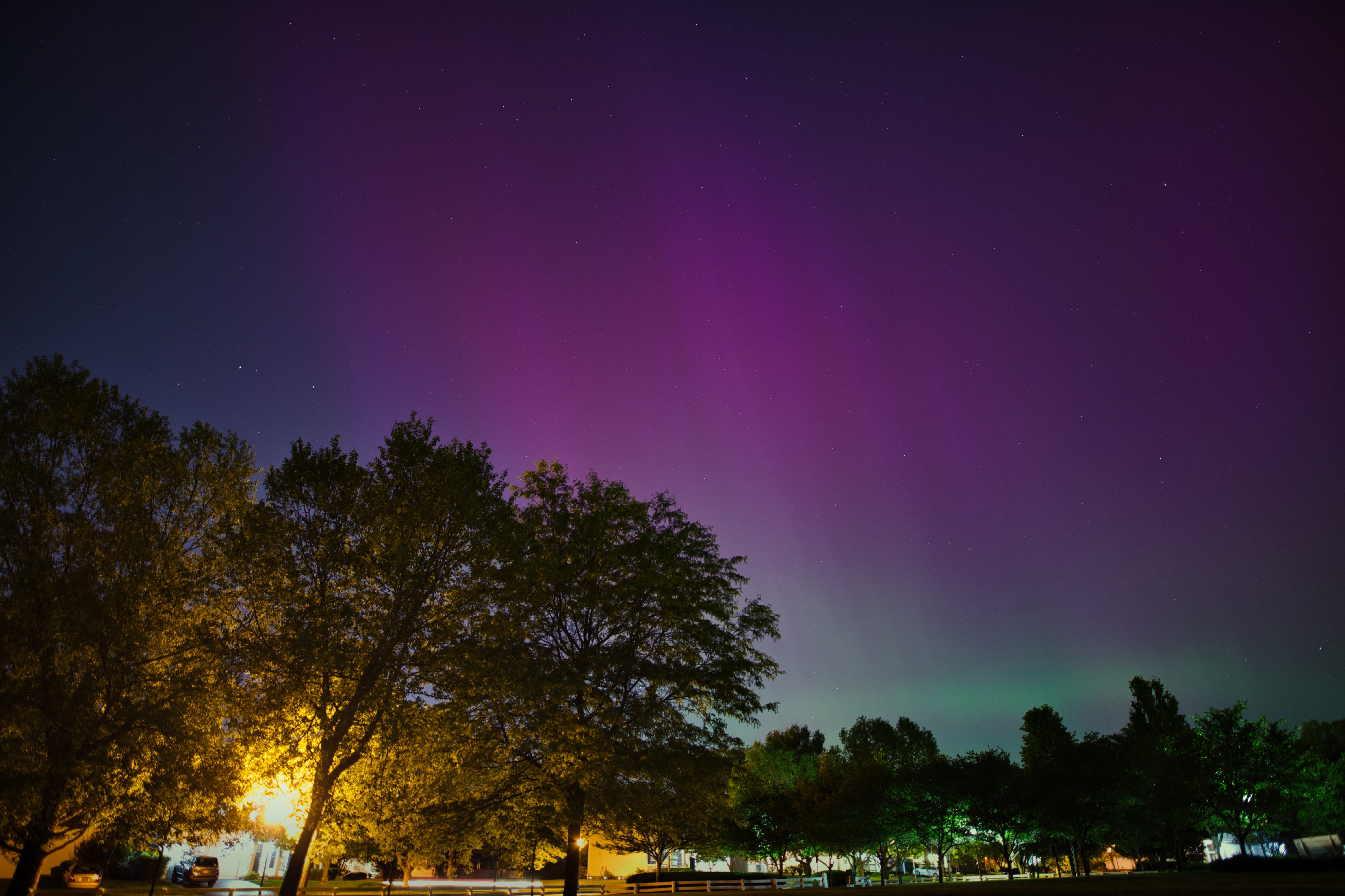 「星空とオーロラが織りなす幻想的な夜」の写真