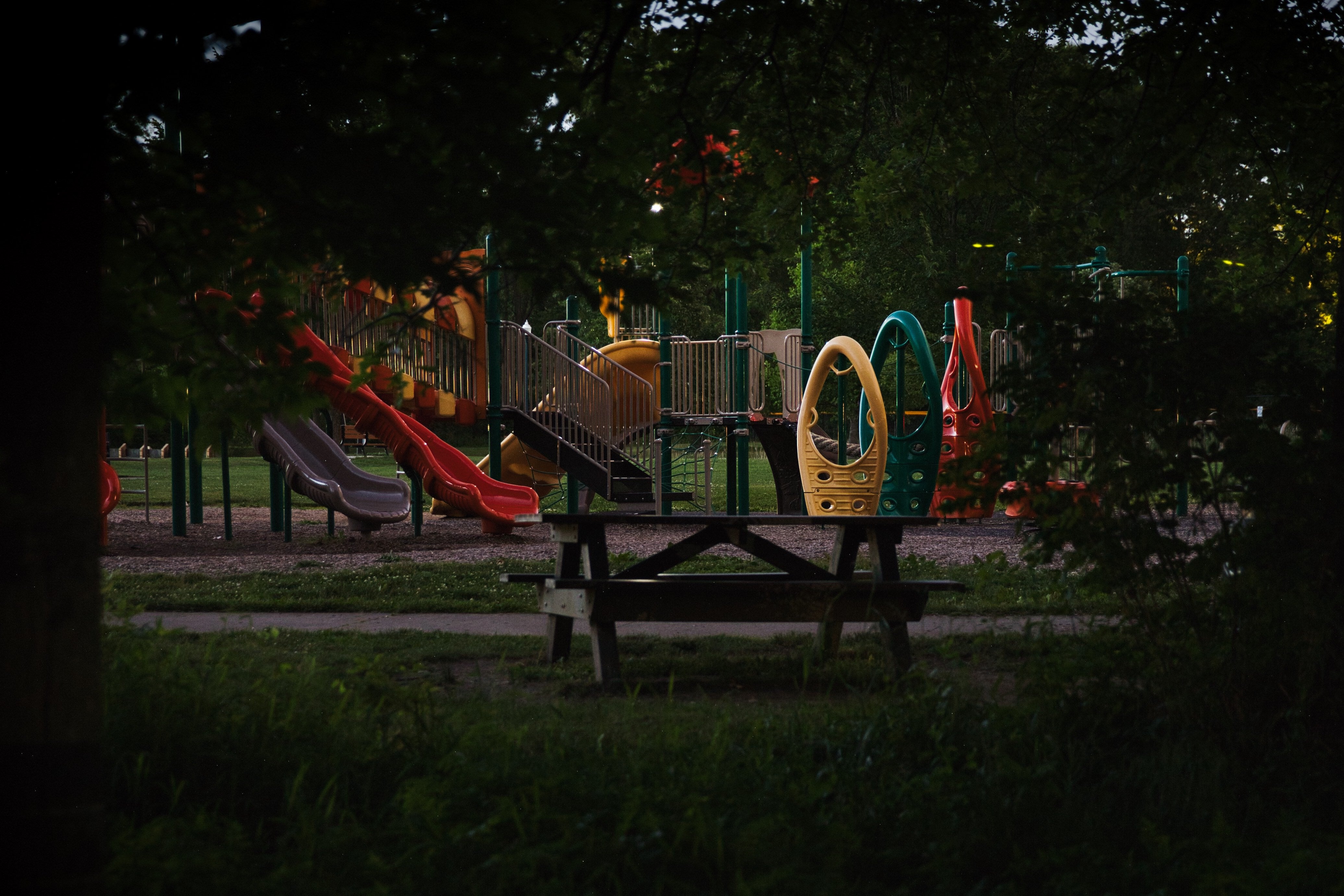 公園の遊具と夕方の静寂の写真