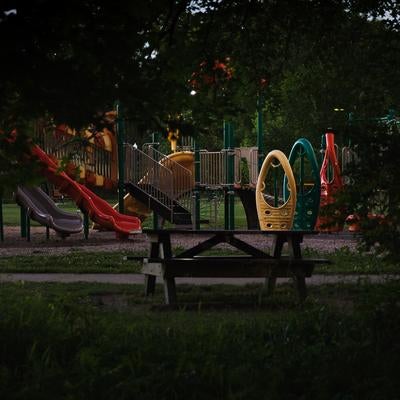 公園の遊具と夕方の静寂、ピクニックテーブルのある風景の写真