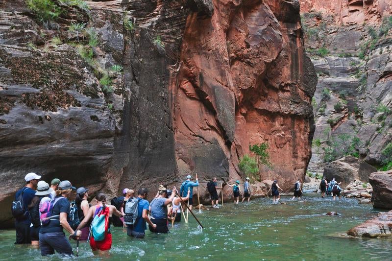 ザイオンナショナルパークの川を渡るハイカーの列