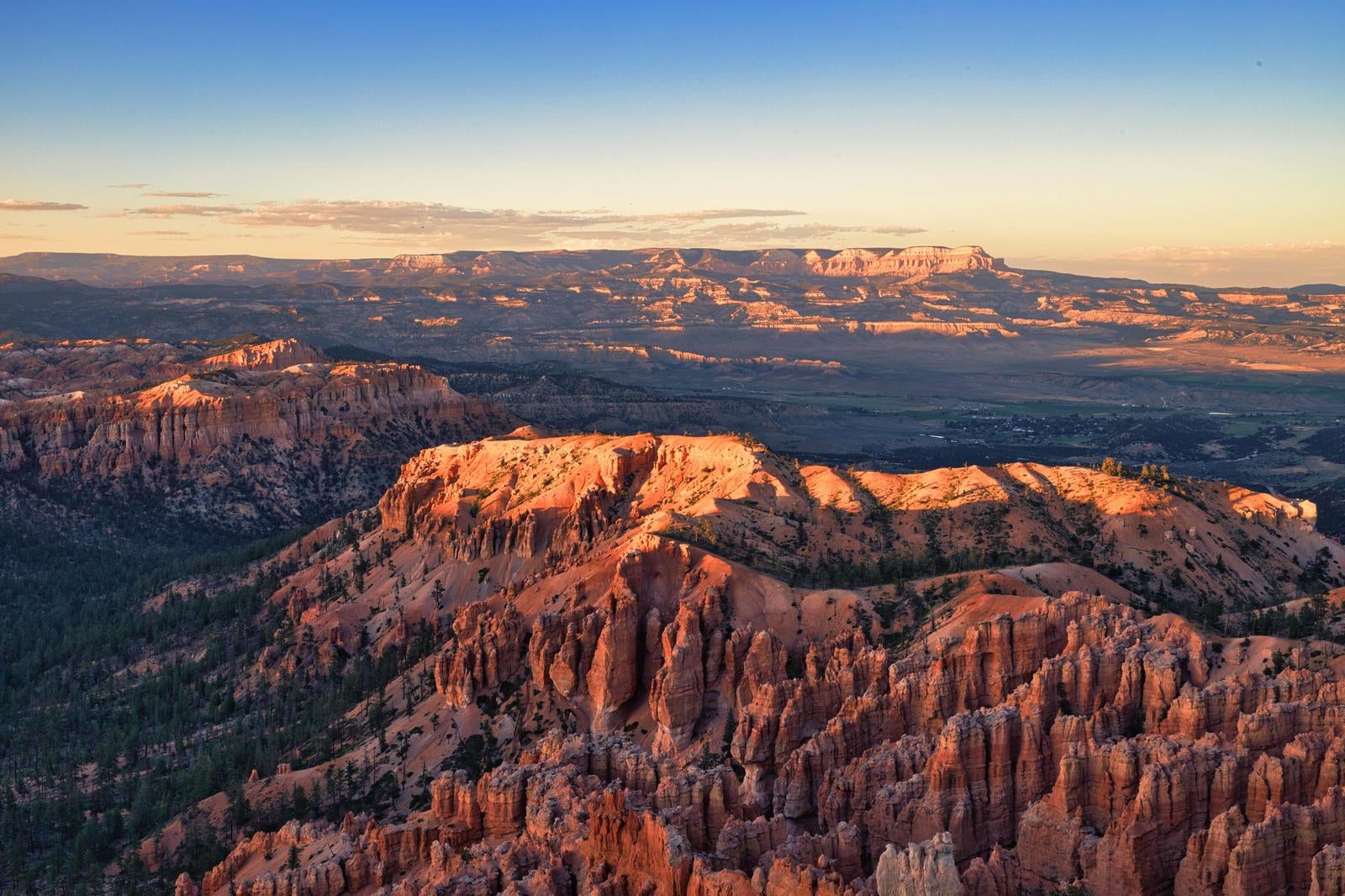 夕焼けに染まるブライスキャニオン国立公園の峡谷と赤い岩柱
