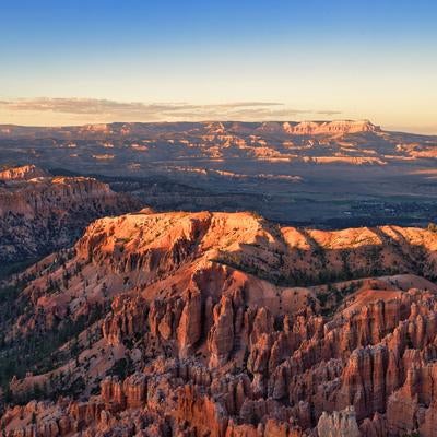 サンセット時のブライスキャニオン国立公園の峡谷の写真