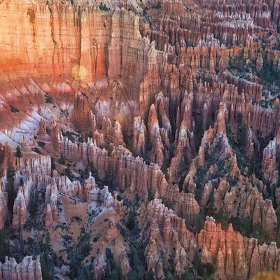 ブライスキャニオン峡谷の岩肌の写真