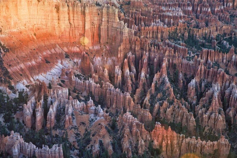 ブライスキャニオン国立公園の赤い岩肌が連なる峡谷